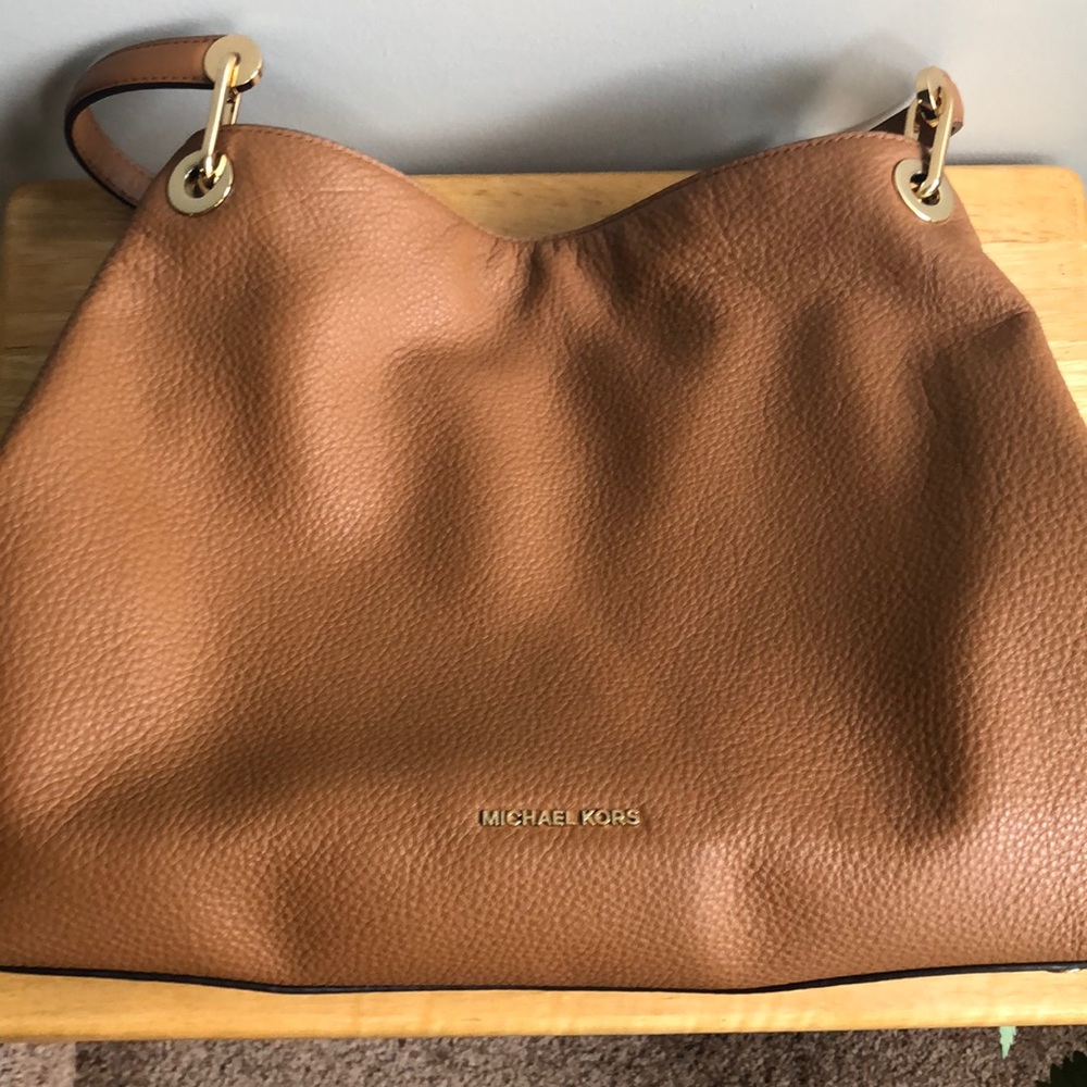 Micheal Kors Large Raven Tore In acorn color.EUC.